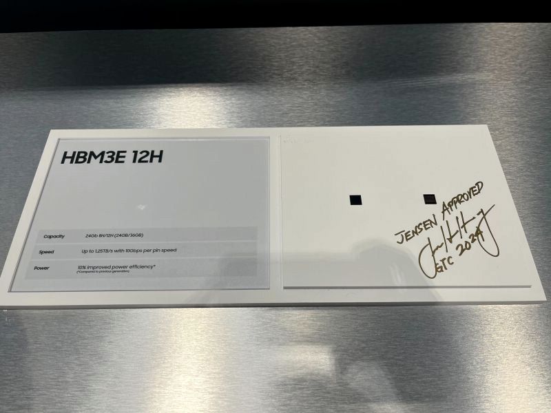 星辉平台注册:英伟达 CEO 黄仁勋期待三星 HBM3E 12H 表现,并在展台上留下亲笔签名